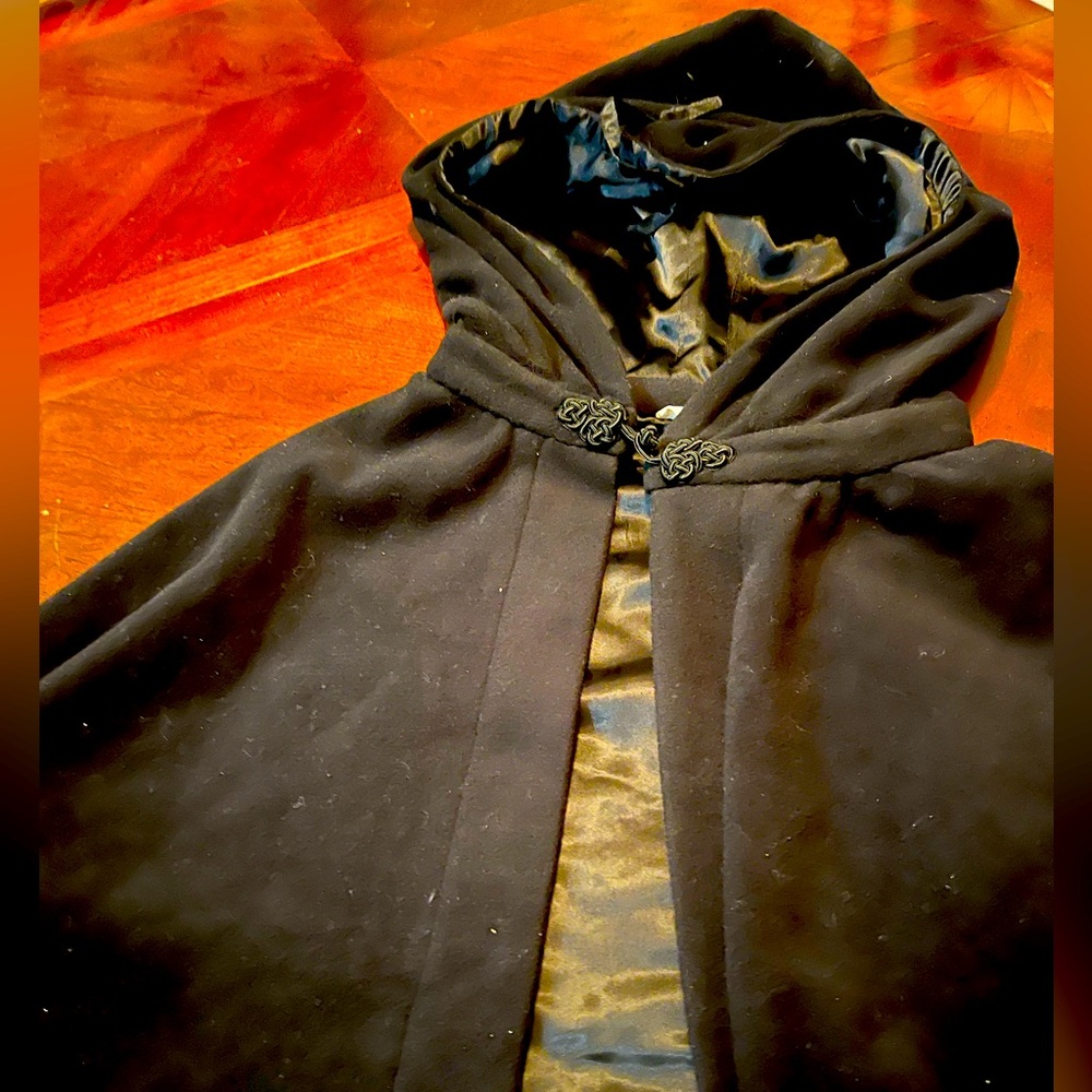 Beautiful Williamsburg hooded wool cape. Excellent condition.